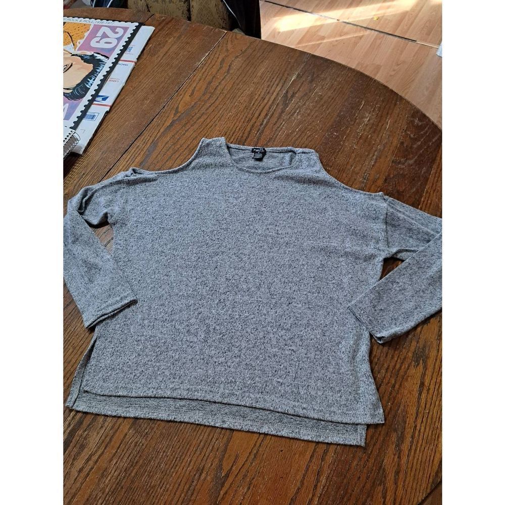 Medium Rue21 Grey Cold Shoulder Long Sleeve Knit Sweaters Top Shirt Pullover